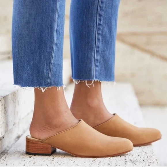 Nisolo Mariella Mules in a neutral beige color - Picture 9 of 9